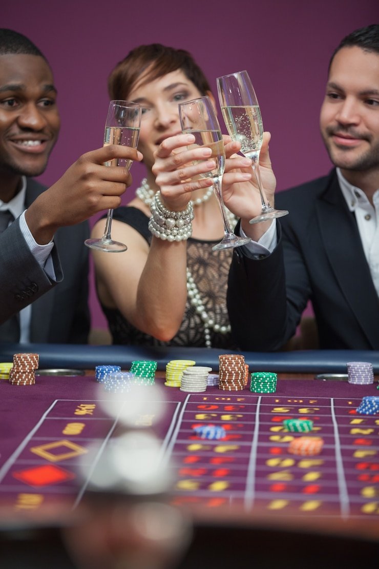 Dealer langsung membagikan kartu di studio Baccarat Tanpa Komisi bandarbola